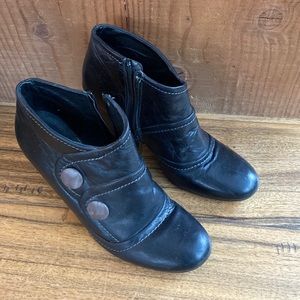 beautiful black ladies leather boots in size 39 made in Italy.
